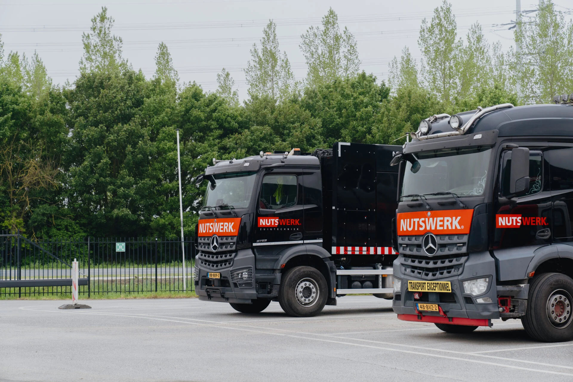 Nutswerk vrachtwagens met cabinebelettering