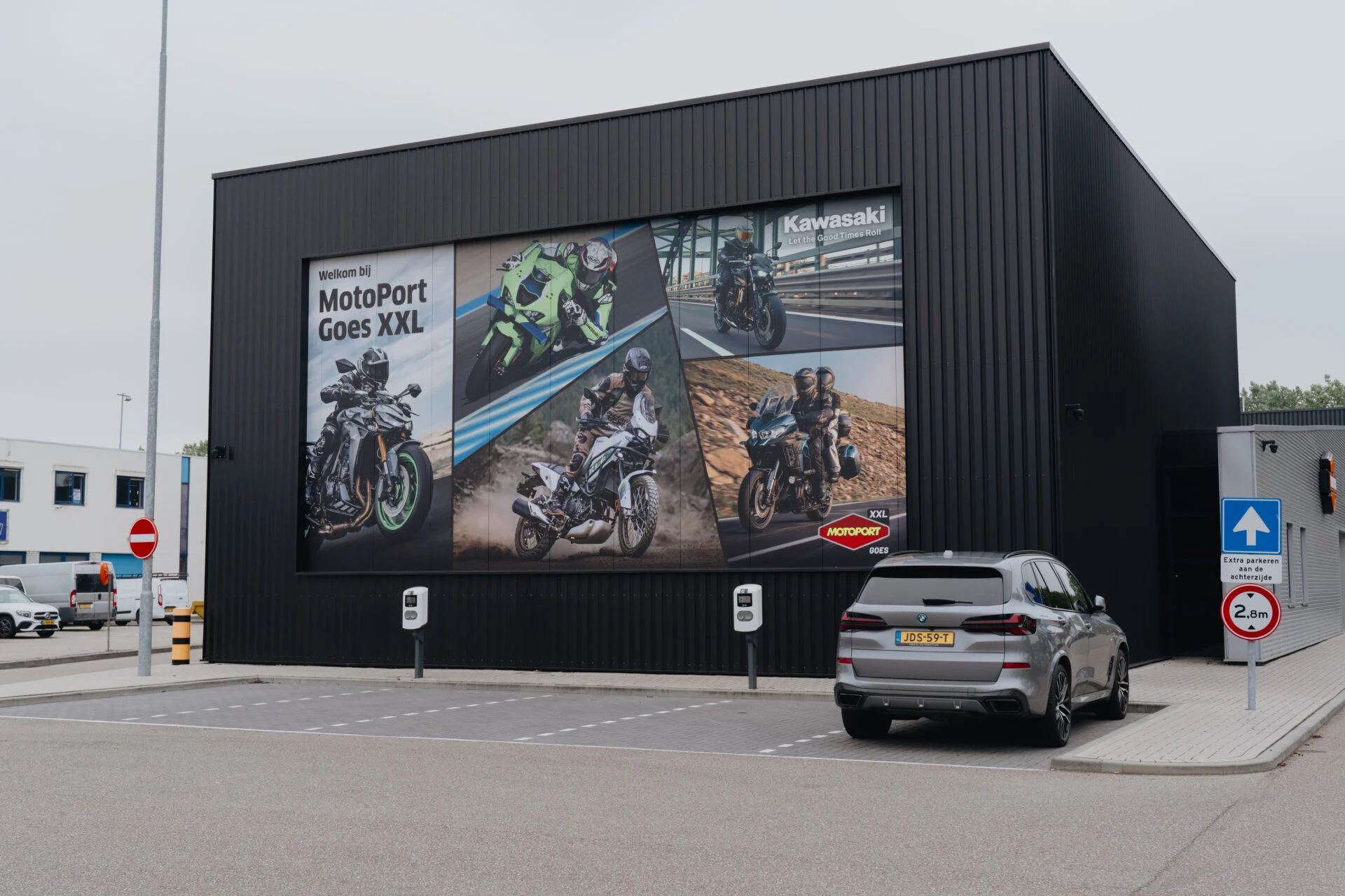 MotoPort Goes XXL gevelreclamedoek op bedrijfspand