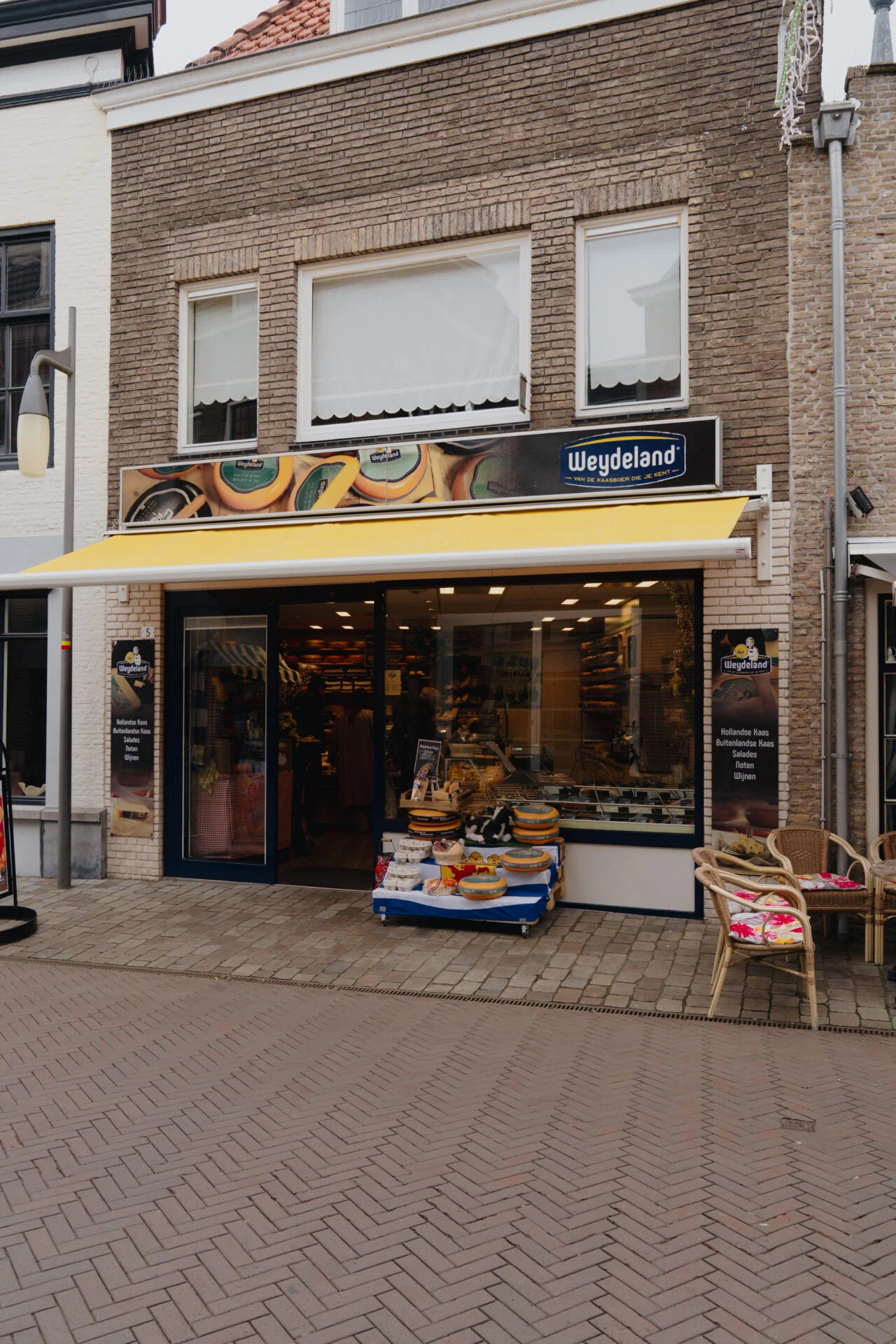 Lichtbak Weydeland boven kaaswinkel-etalage