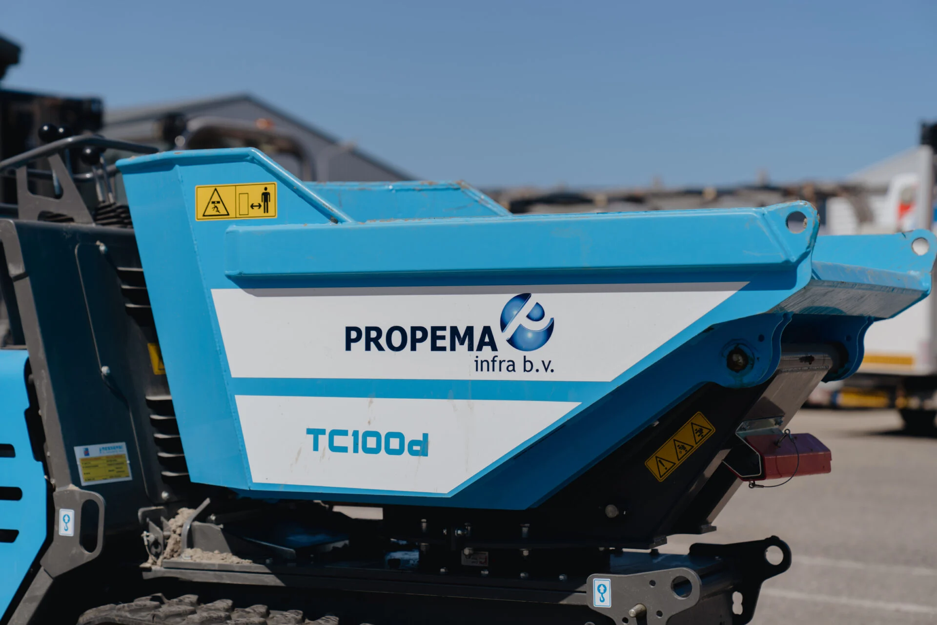 Detail belettering Propema infra TC100d machine