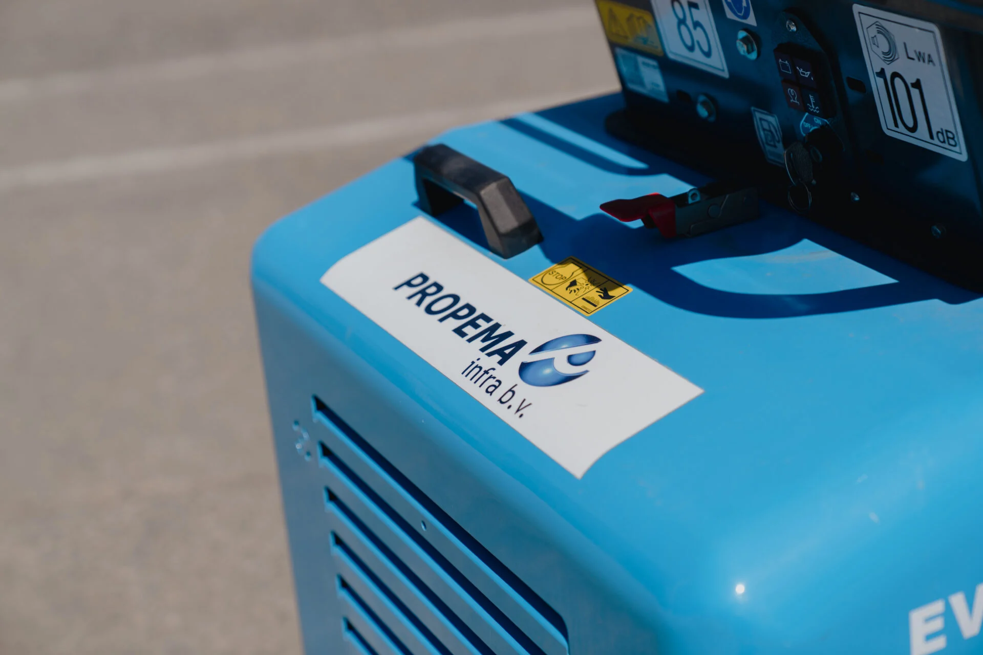 Stickerbelettering Propema infra op lichtblauwe machine