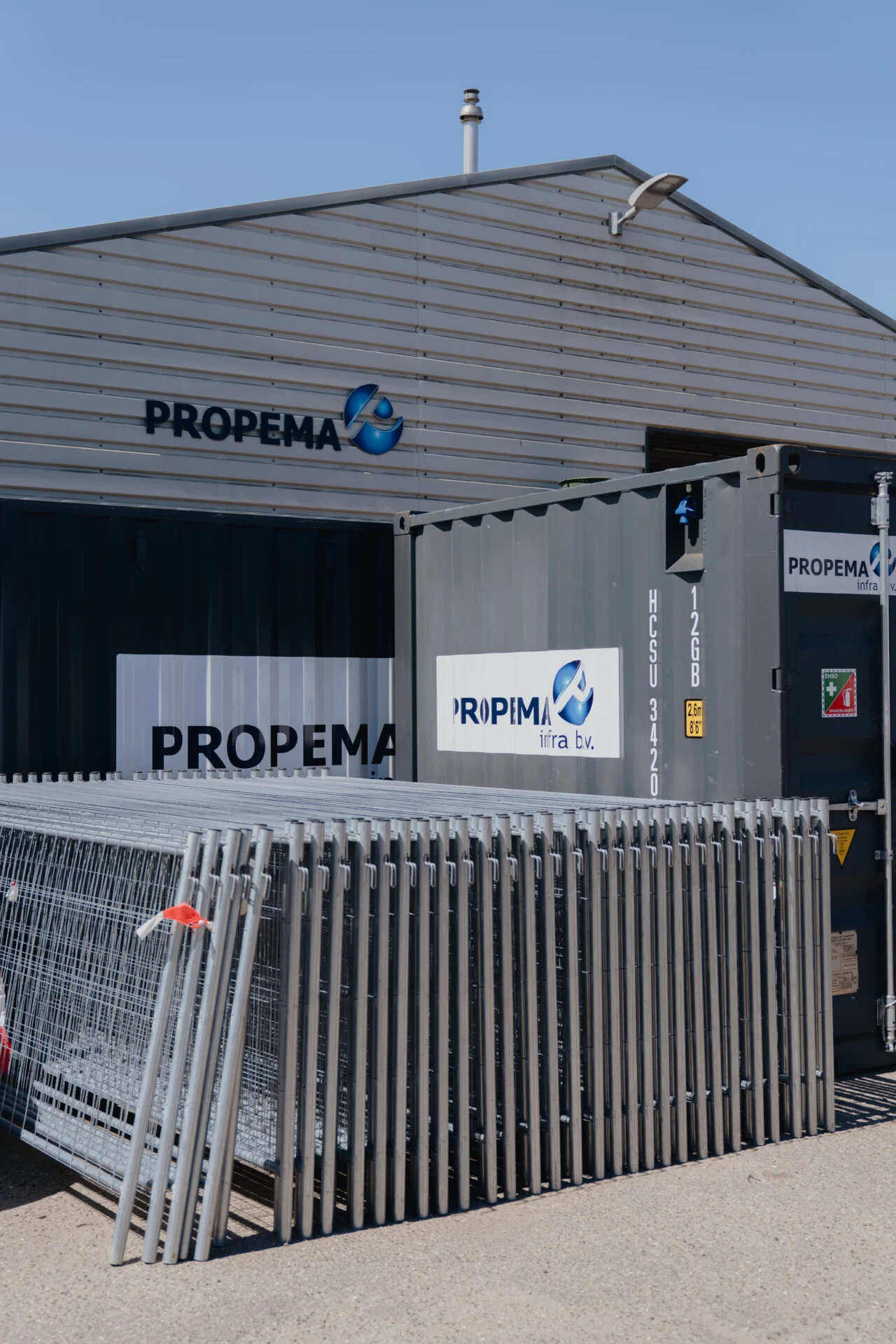 Beletterde Propema-containers met logo