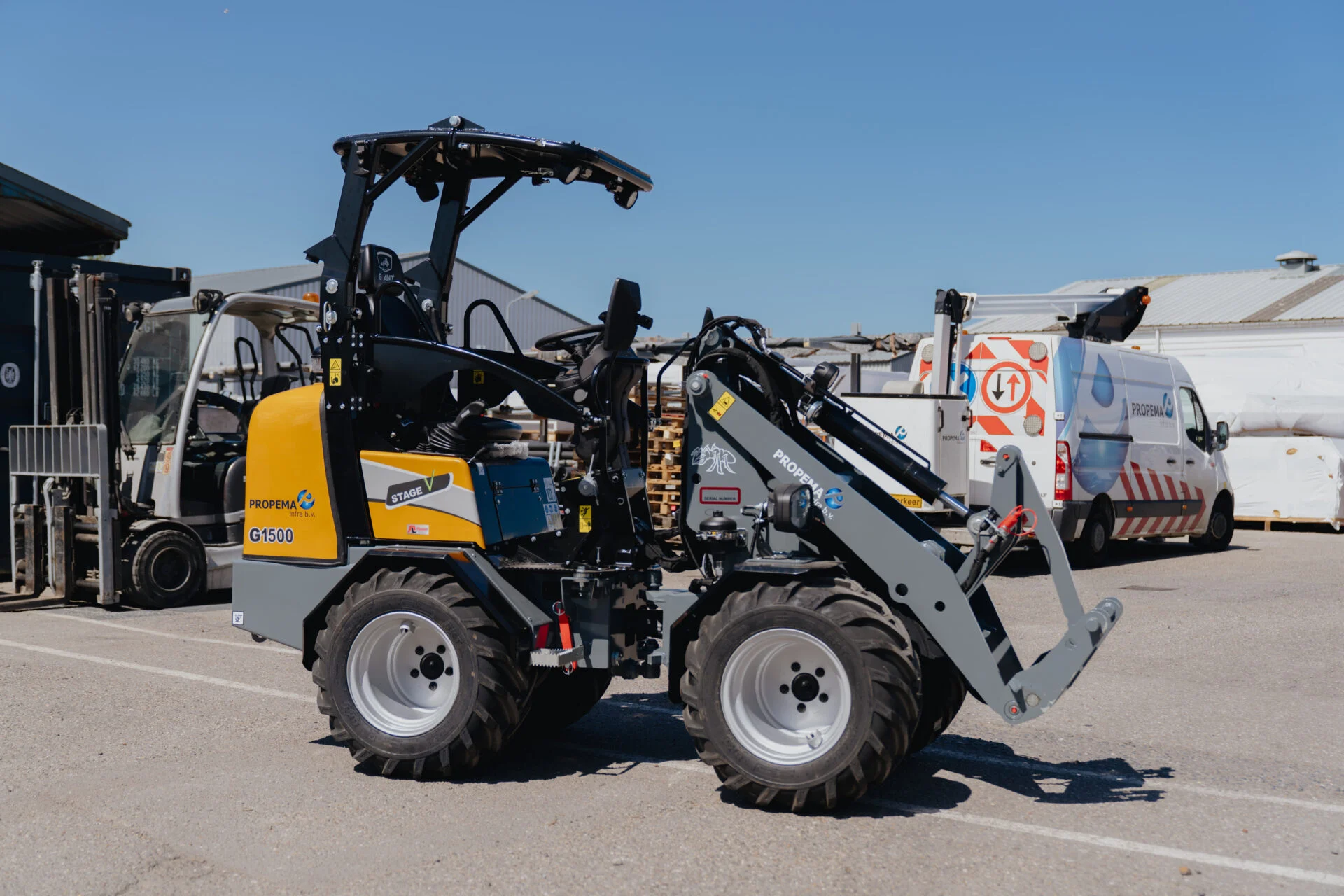 Beletterde Propema-shovel G1500 en bedrijfsbus