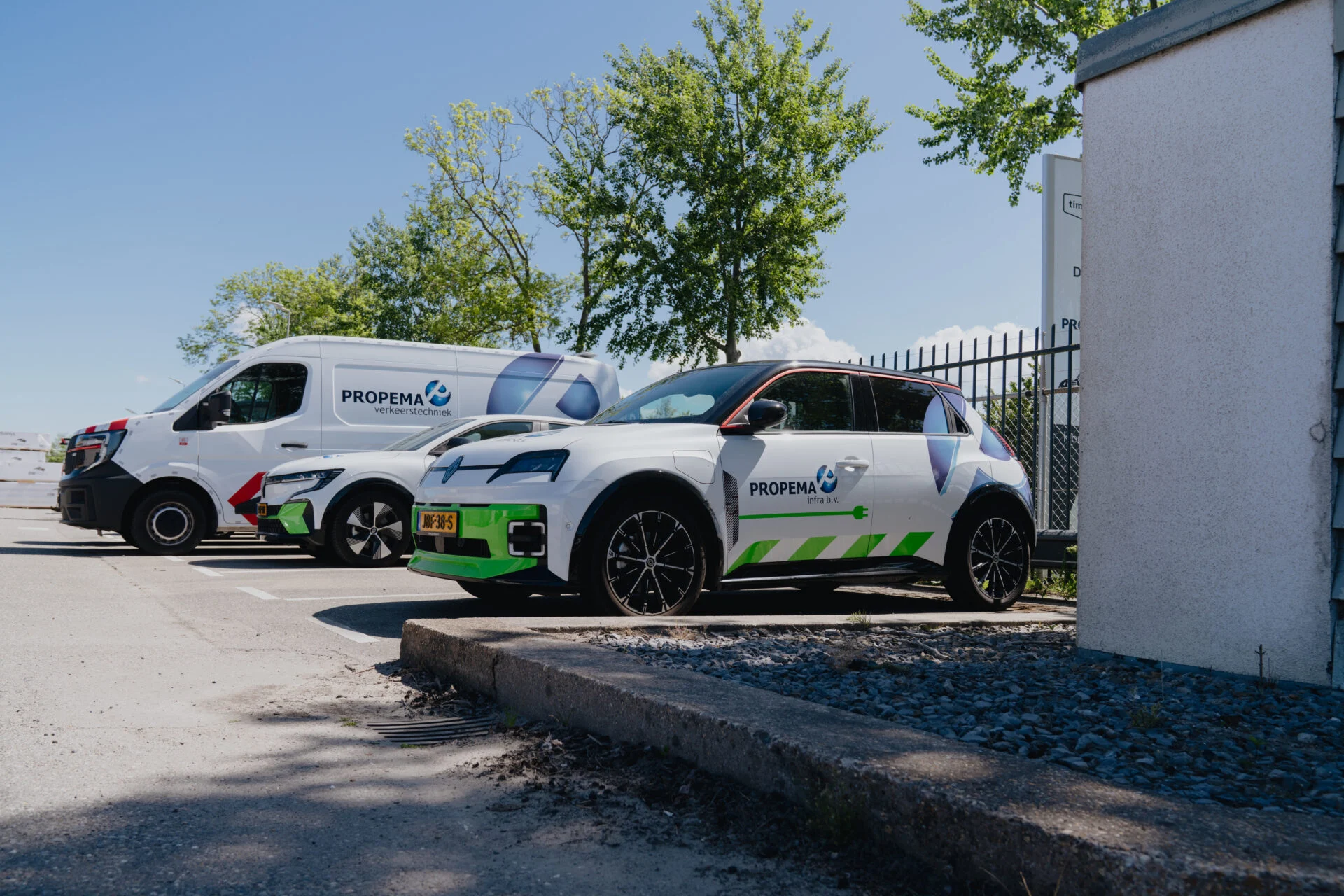 Beletterde Propema bedrijfsbus en elektrische auto