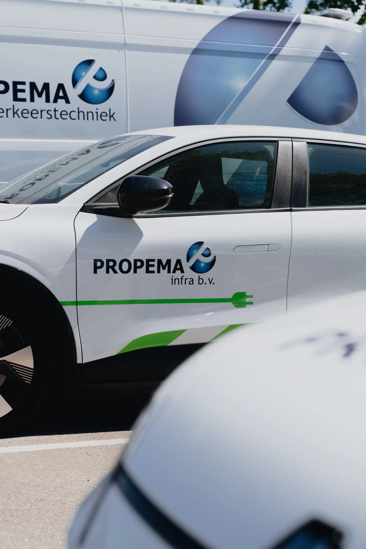 Detail voertuigbelettering Propema infra op elektrische auto