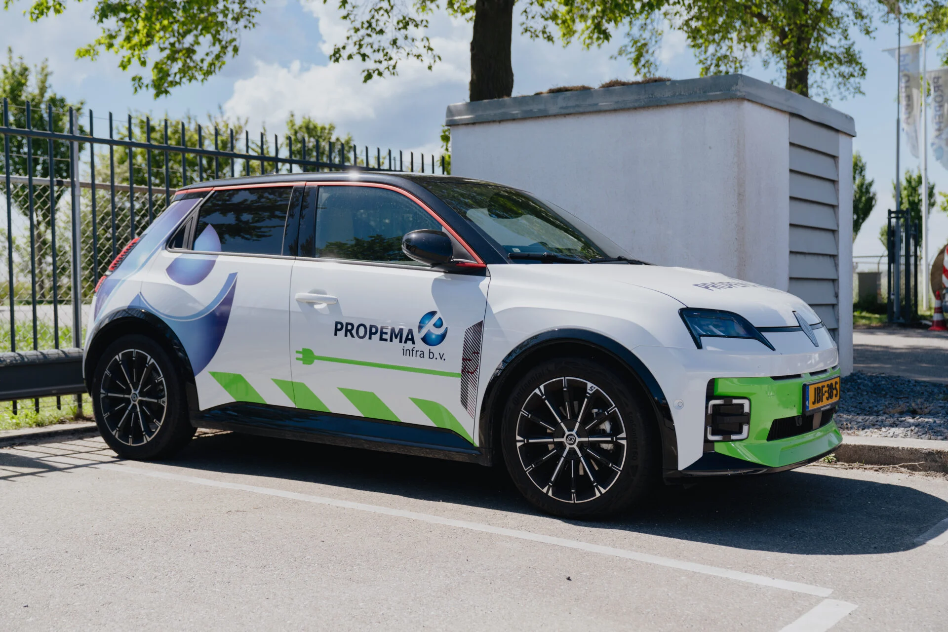 Voertuigbelettering Propema infra op witte elektrische auto