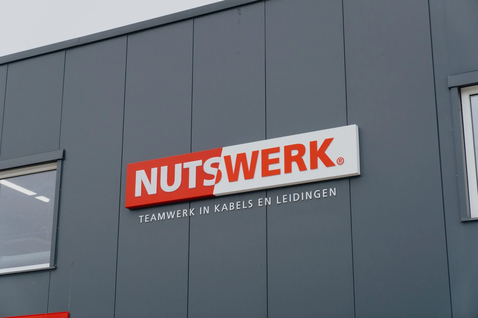 Nutswerk lichtbak detail op bedrijfsgevel