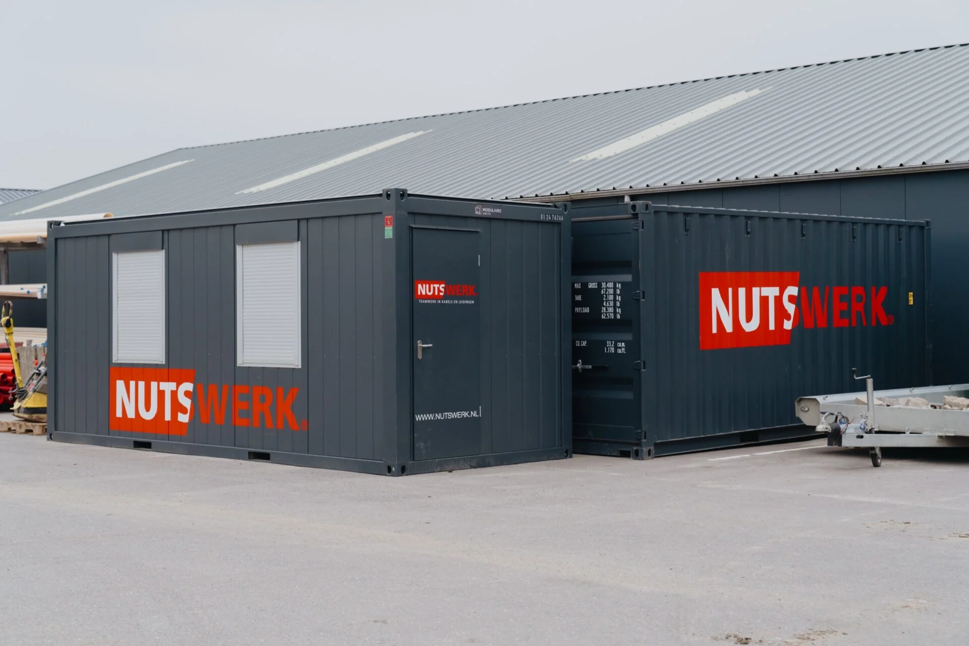 Nutswerk beletterde containers op bedrijfsterrein
