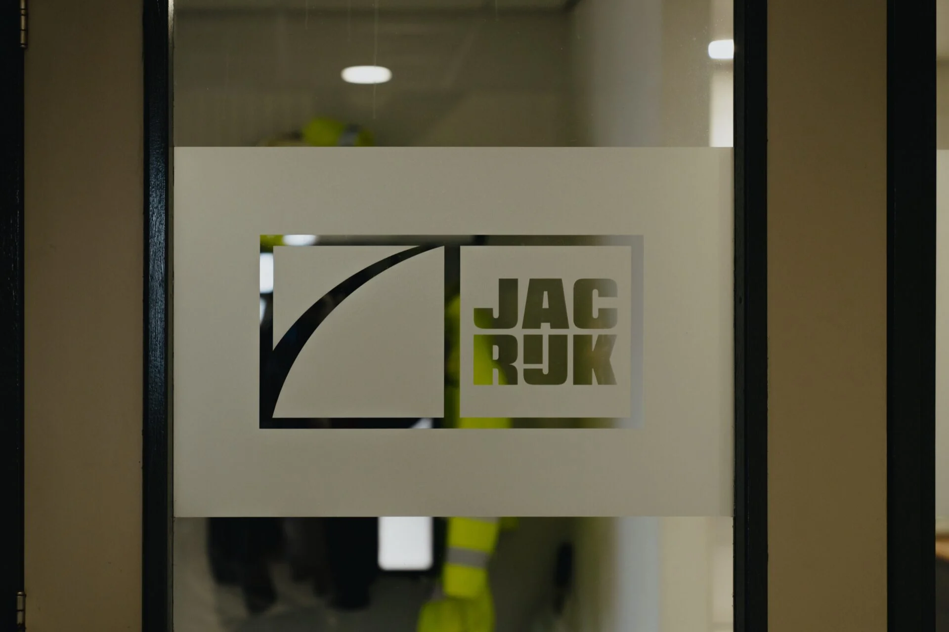 Geetste raambelettering met Jac Rijk logo op glazen deur