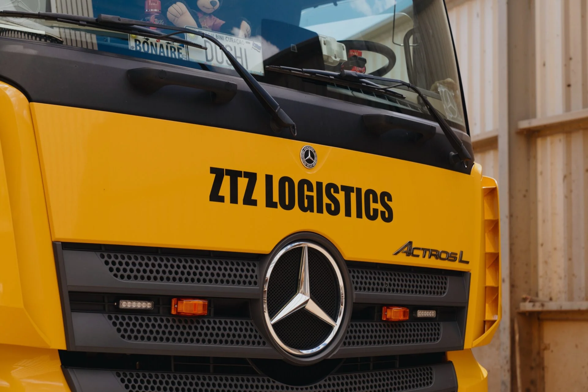ZTZ Logistics vrachtwagenreclame