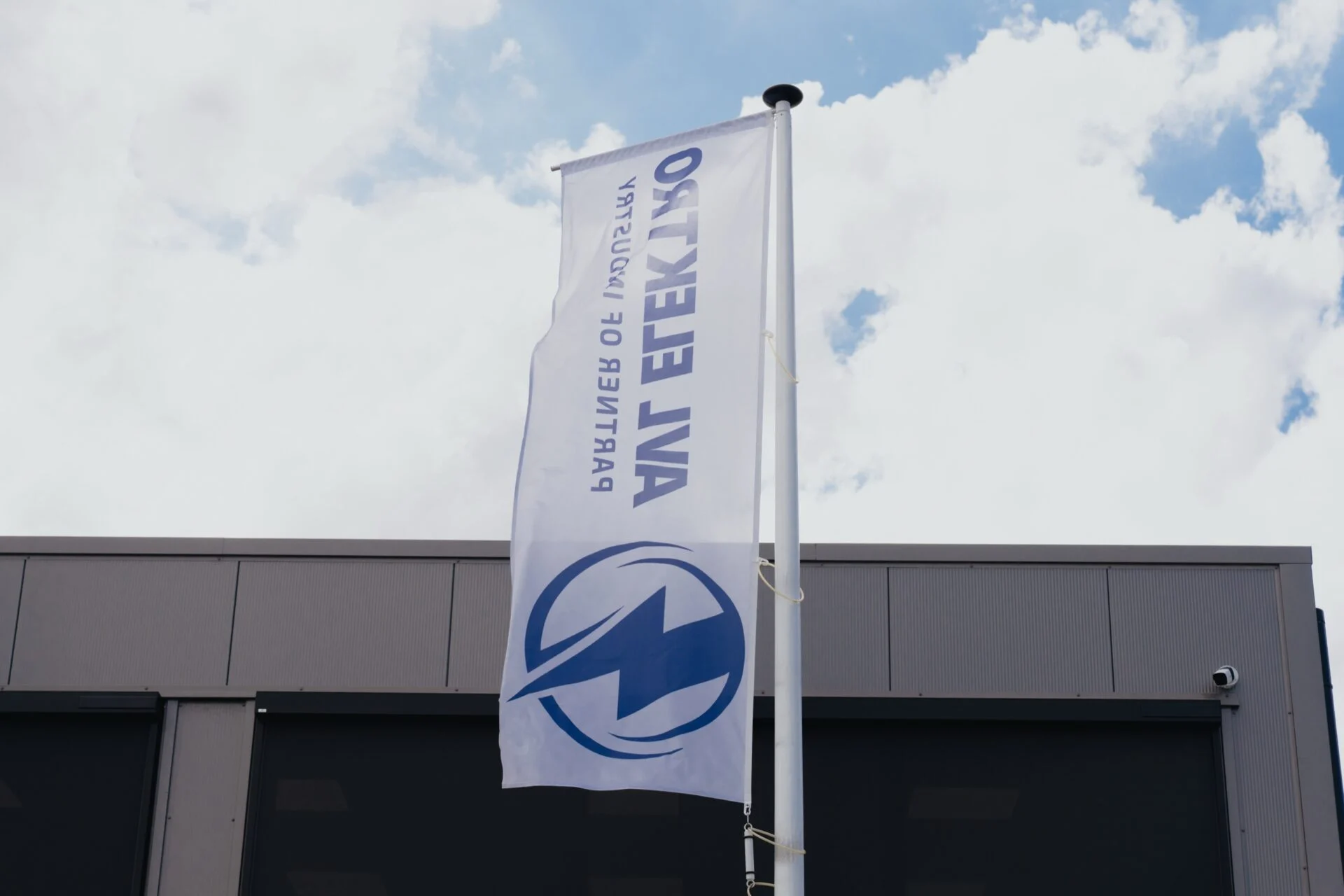 Reclamevlag AVL Elektro voor bedrijfspand